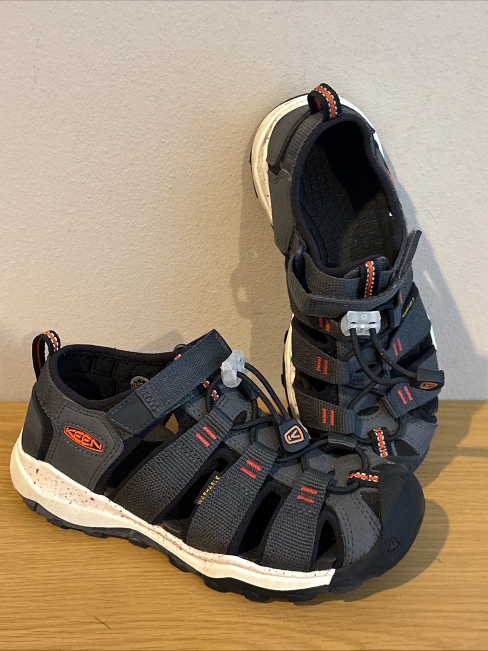 Keen Newport H2 Water Sandals Youth Size 1 Black Gray Closed Toe Hiking Shoes